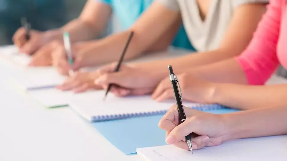 Legea lui Ilie Bolojan a blocat titularizarea: 40.000 de profesori se luptă pentru posturile din Educație