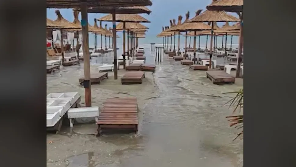 Incendiu puternic pe plaja din Mamaia: două beach bar-uri au fost distruse de flăcări