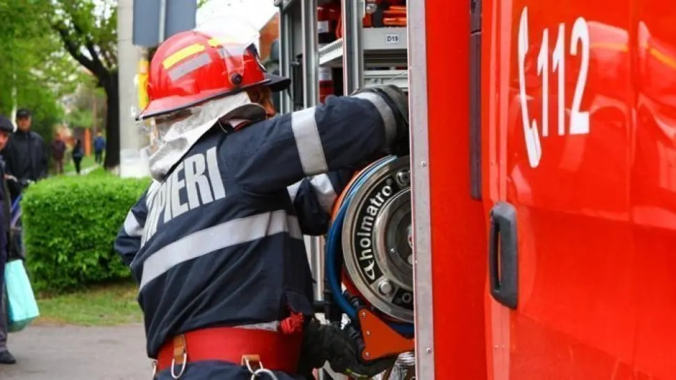 Incendiu puternic într-un bloc din Constanța! Zece locatari s-au autoevacuat, iar un bărbat a fost transportat la spital     