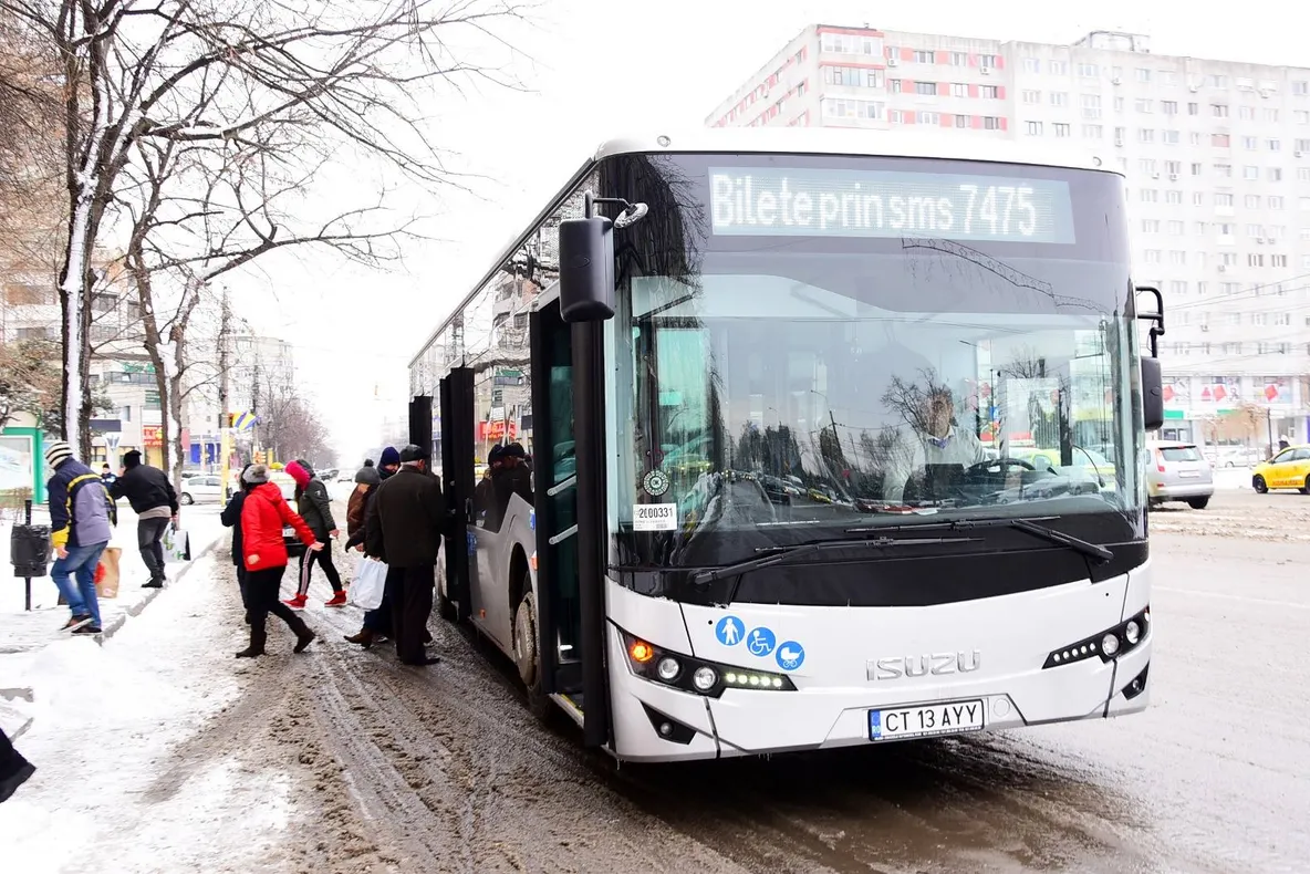 Autobuz atacat cu pietre, la Constanța – un pasager a fost lovit