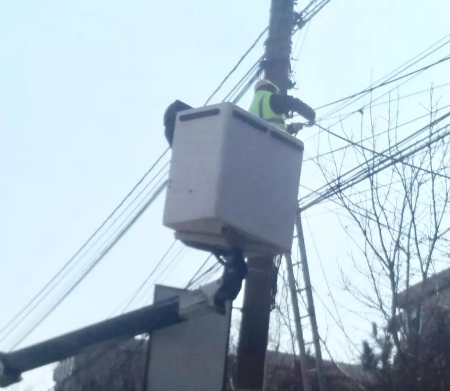 Continuă lucrările de tăiere a cablurilor neetichetate, pe principalele bulevarde din Constanța