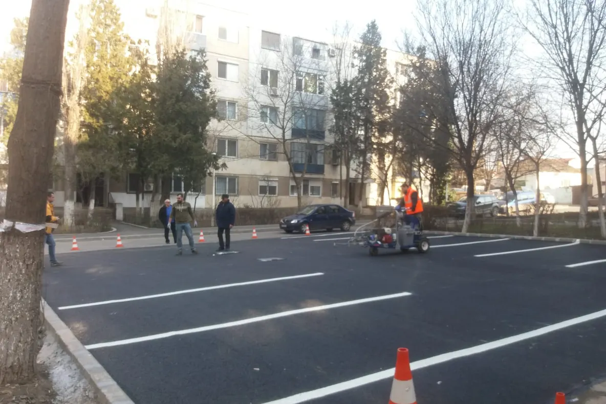 Noi locuri de parcare în locul garajelor, pe aleea Lăcrămioarei din Constanța