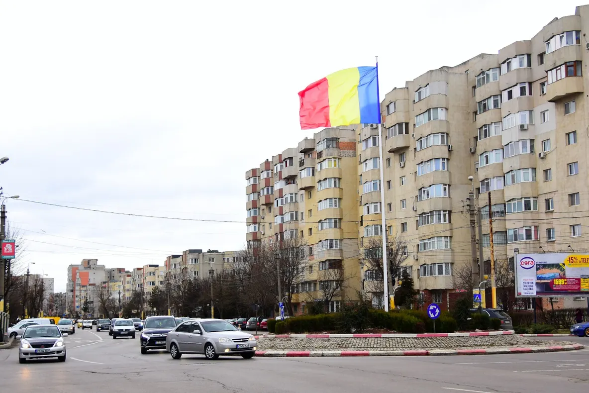 Steaguri uriașe montate în intersecții din municipiul Constanța