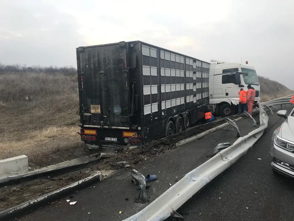 FOTO| Tir răsturnat pe Autostrada București - Constanța