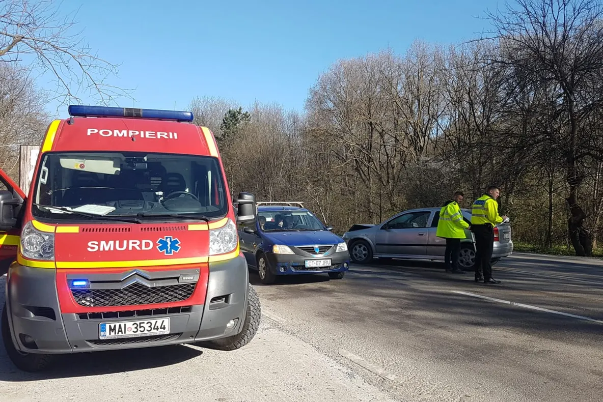 FOTO VIDEO| Mașină răsturnată în apropiere de Valu lui Traian