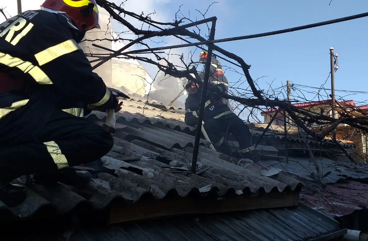 FOTO VIDEO| O persoană a ajuns la spital în urma unui incendiu
