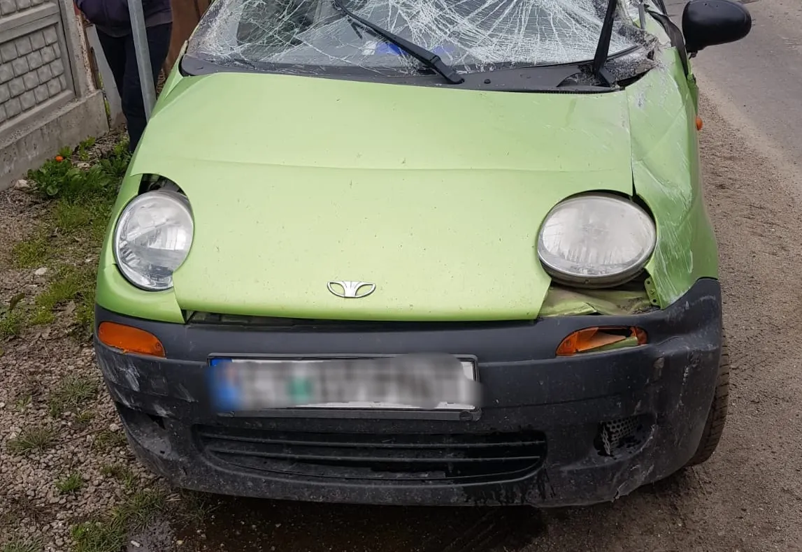 FOTO VIDEO| Un șofer beat a intrat cu mașina în gardul unei case
