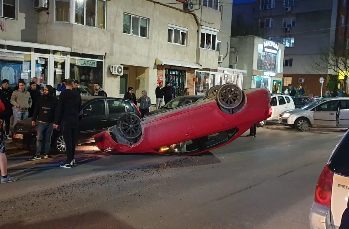 VIDEO|Neatenția la volan. S-a răsturnat cu mașina pe carosabil