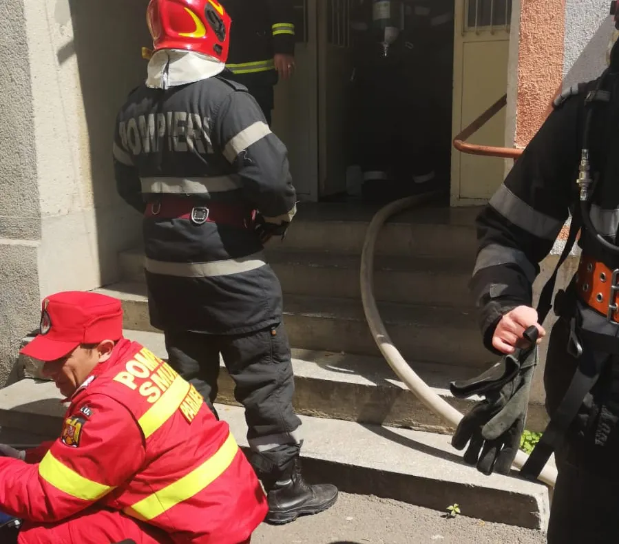 FOTO VIDEO| Incendiu într-un apartament din Constanța