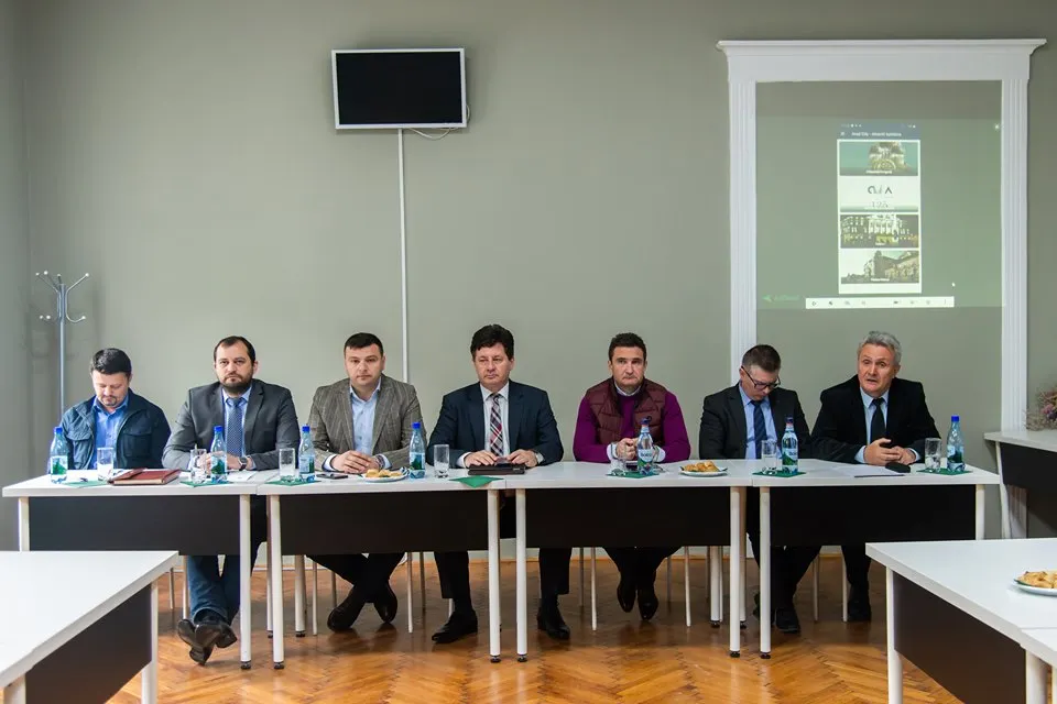 Traficul rutier îngreunat pe strada Răscoalei din cauza lucrărilor de toaletare a arborilor