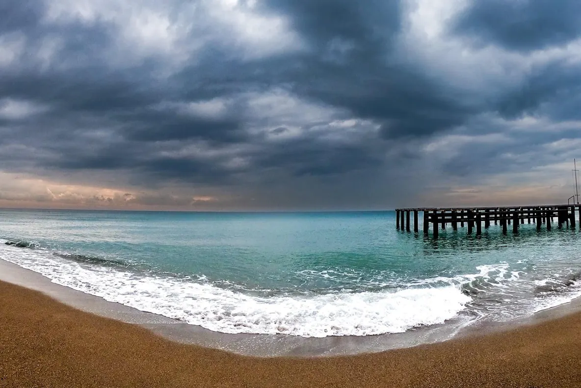 Instabilitate atmosferică accentuată și Cod Galben de vânt, astăzi, pe litoral