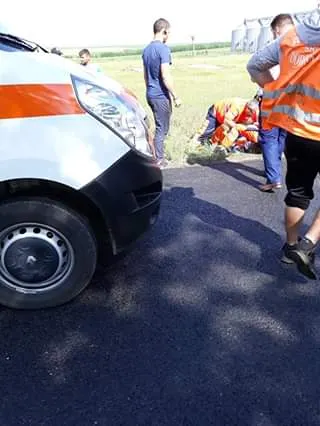 Angajat al unei societății care efectua lucrări de asfaltare, lovit de un autoturism (VIDEO)