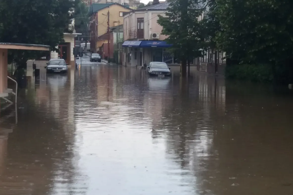 Centru orașului Cernavodă, sub ape după o ploaie de 40 de minute (VIDEO)