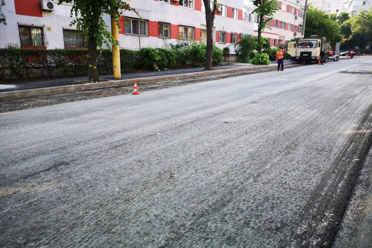 Se reabilitează strada Baba Novac. Nu parcați în zona în care se lucrează!