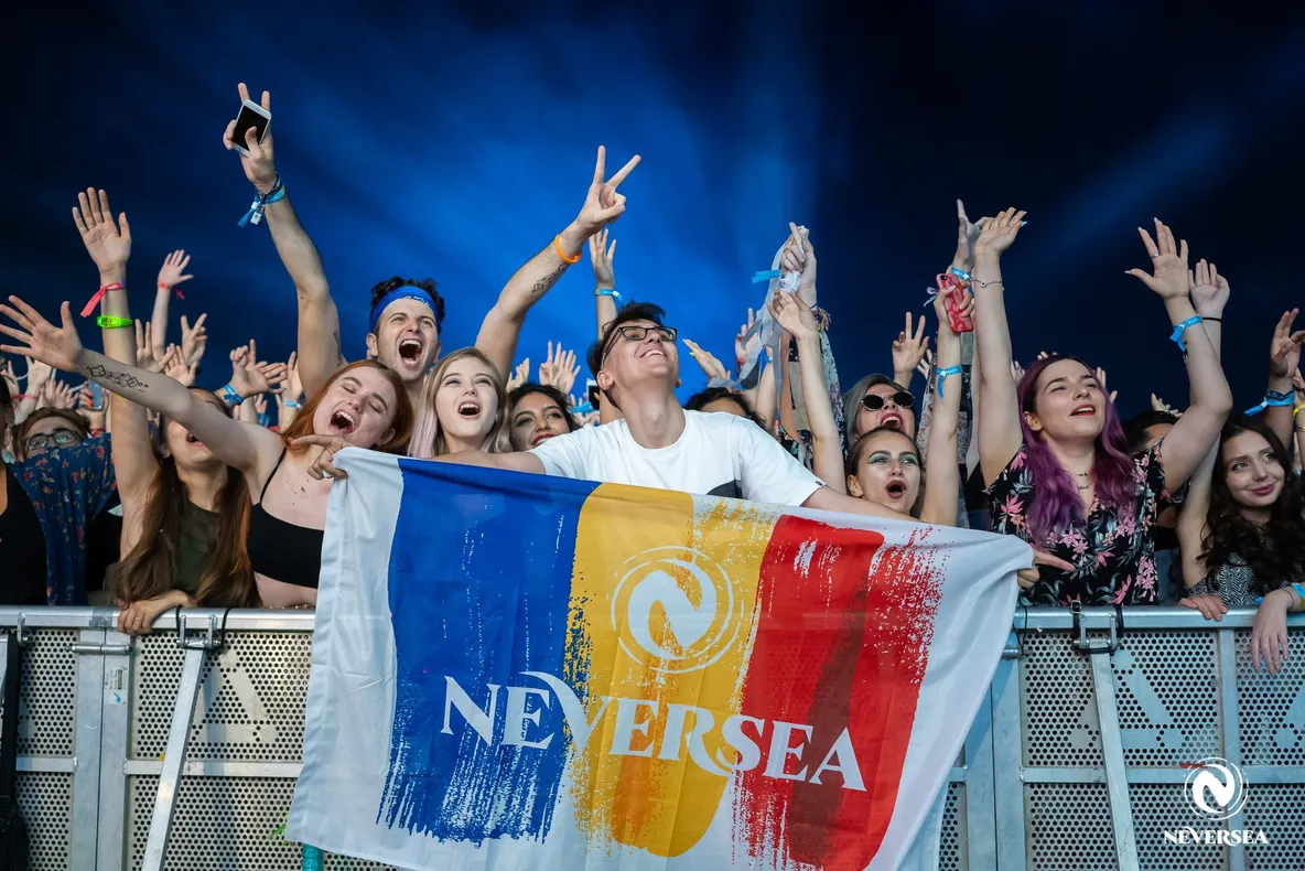 Peste 65.000 de oameni s-au distrat aseară în perimetrul festivalului Neversea