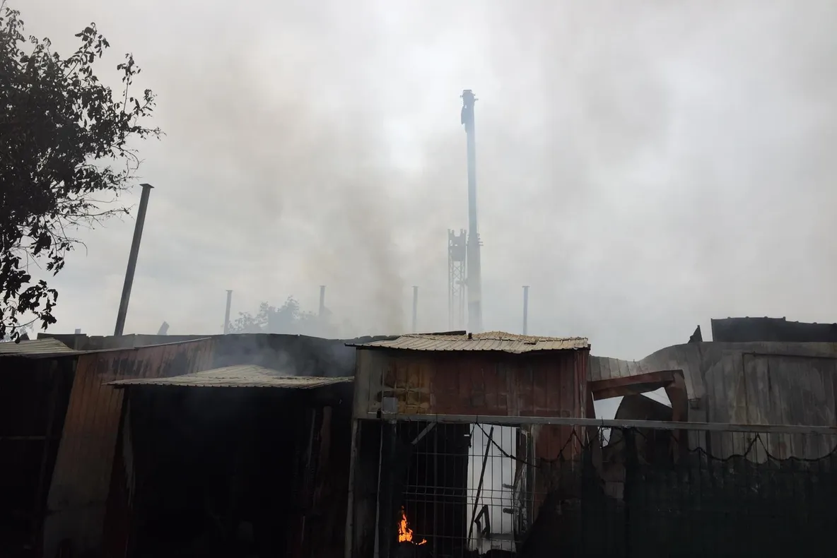FOTO VIDEO| Alertă la Constanța. Microbuz în flăcări, în curtea secției de poliție