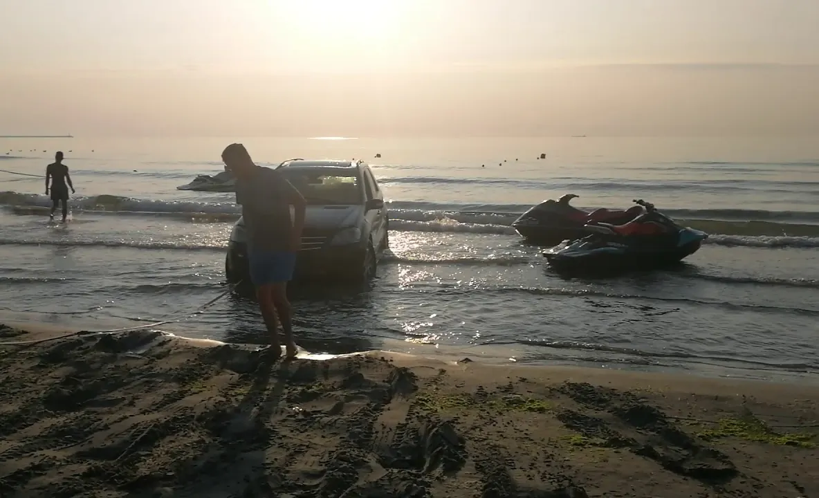 VIDEO| La scăldat cu mașina în mare