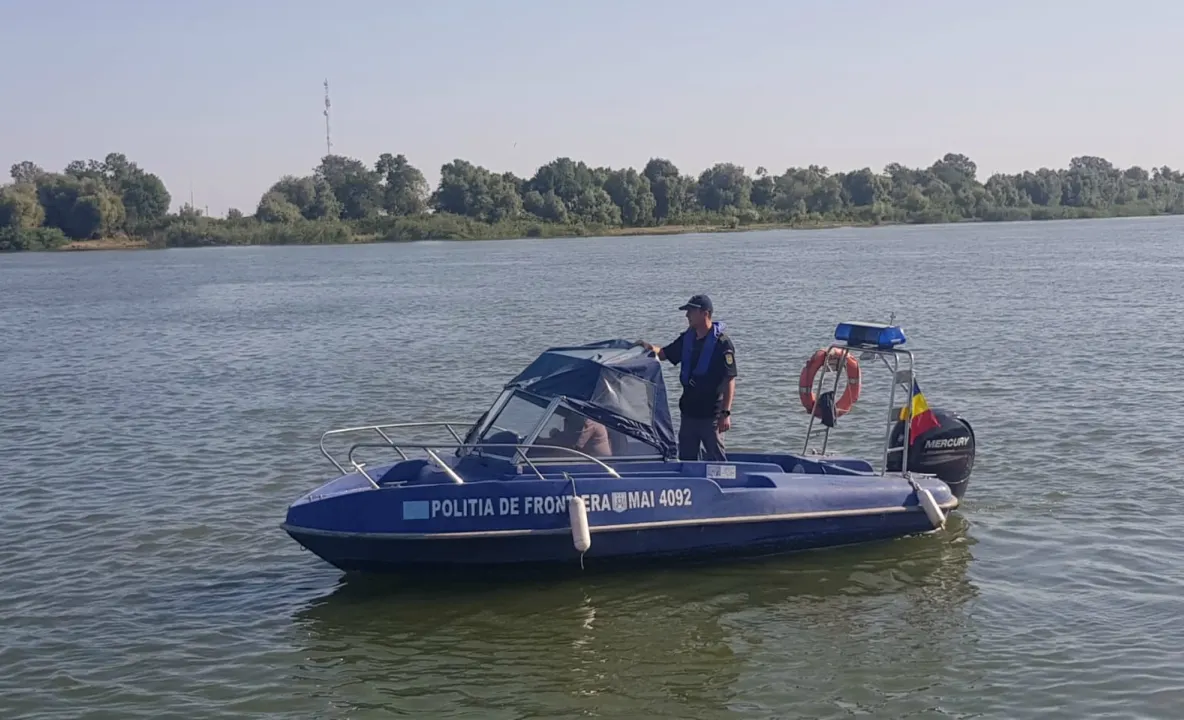 Șase persoane aflate într-o ambarcațiune rămasă fără combustibil, aduse la țărm de polițiștii de frontieră