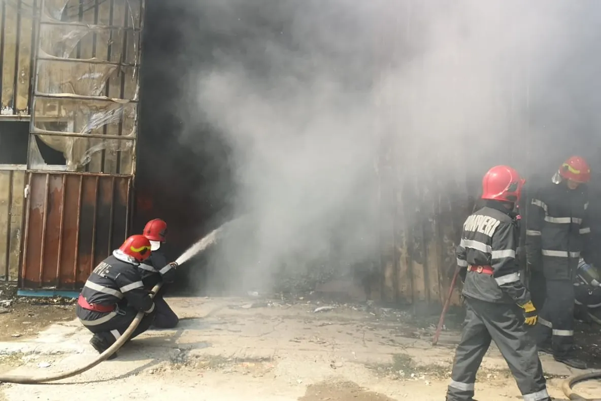 FOTO VIDEO| Incendiu puternic la un depozit din Constanța. A fost emisă avertizare prin sistemul Ro Alert