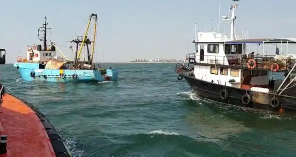 VIDEO|Alertă pe Marea Neagră. Pescador cu șapte oameni la bord în pricol să se scufunde