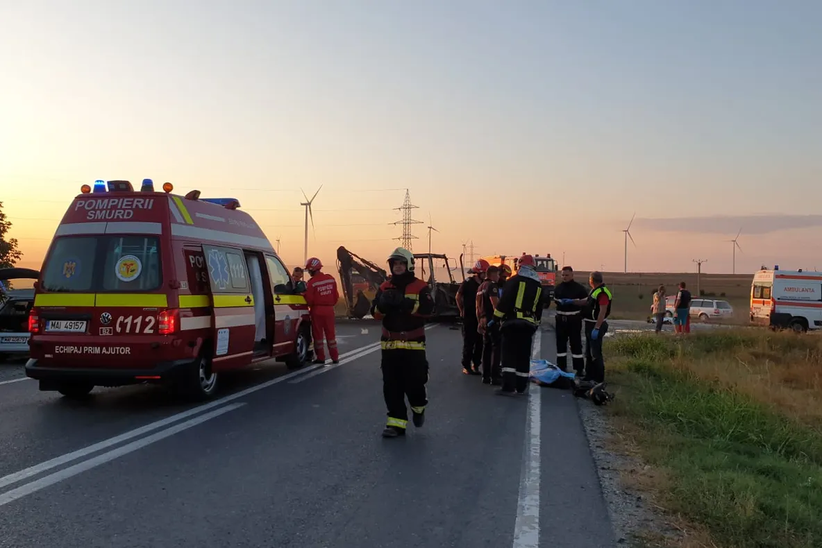 Doi morți după ce o motocicletă a intrat în plin într-un excavator, la Dorobanțu