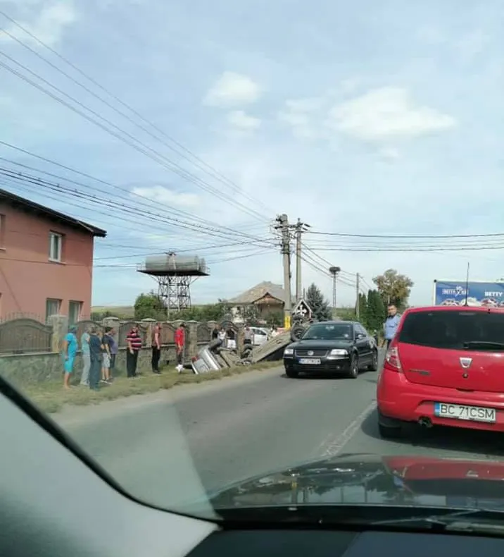 S-a răsturnat cu mașina pe câmp. Două persoane au ajuns la spital