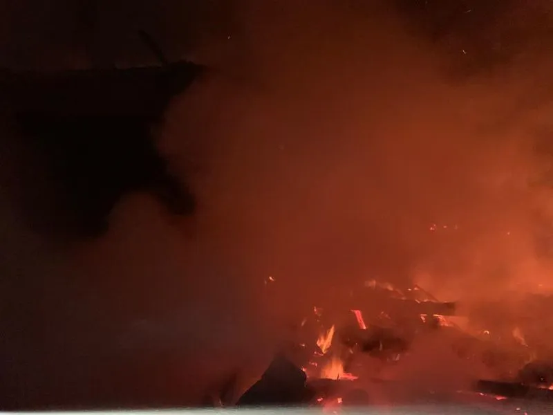 VIDEOI Incendiu la un magazin de uși. 50 de persoane evacuate