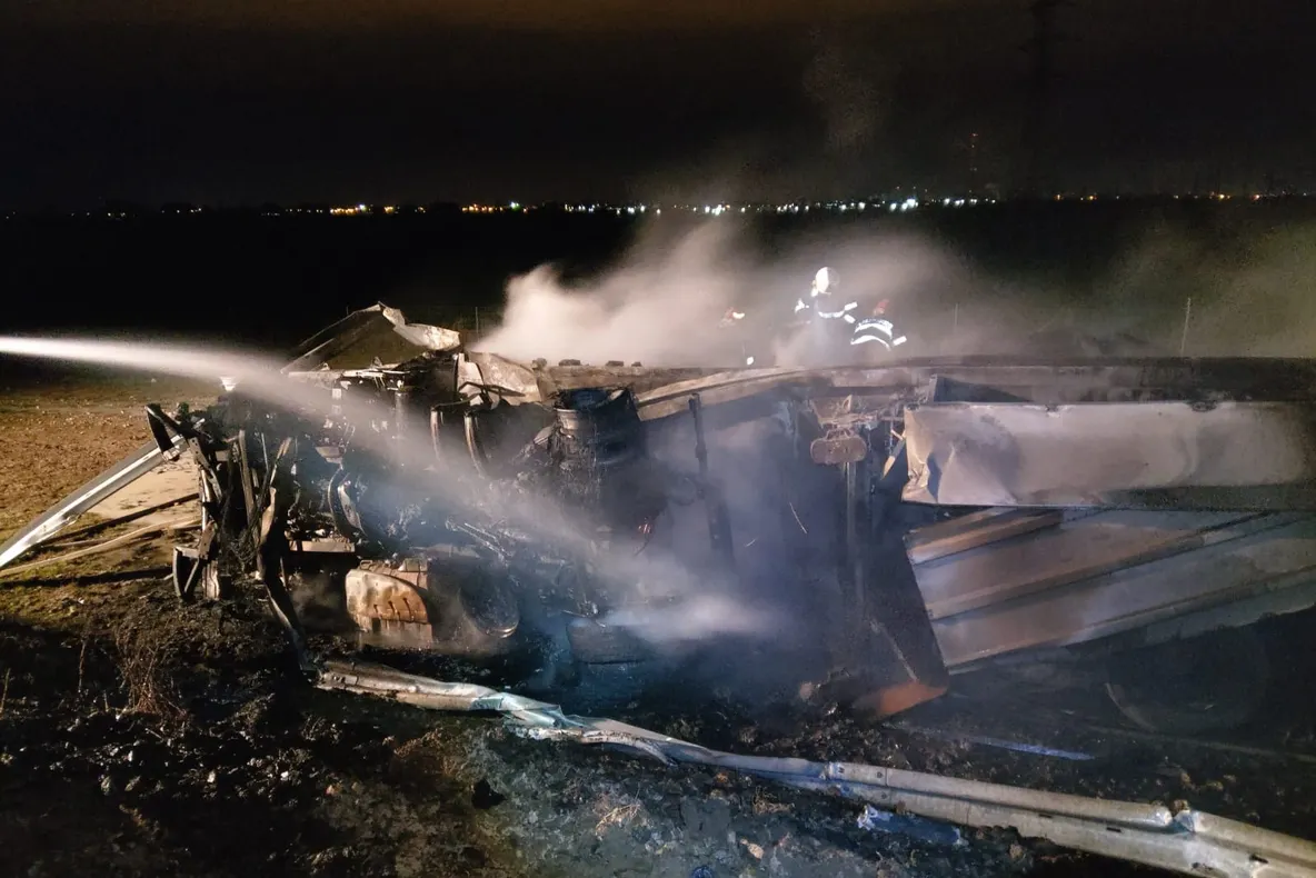 Un TIR a lut foc după ce s-a răsturnat pe autostrada A2 (VIDEO)