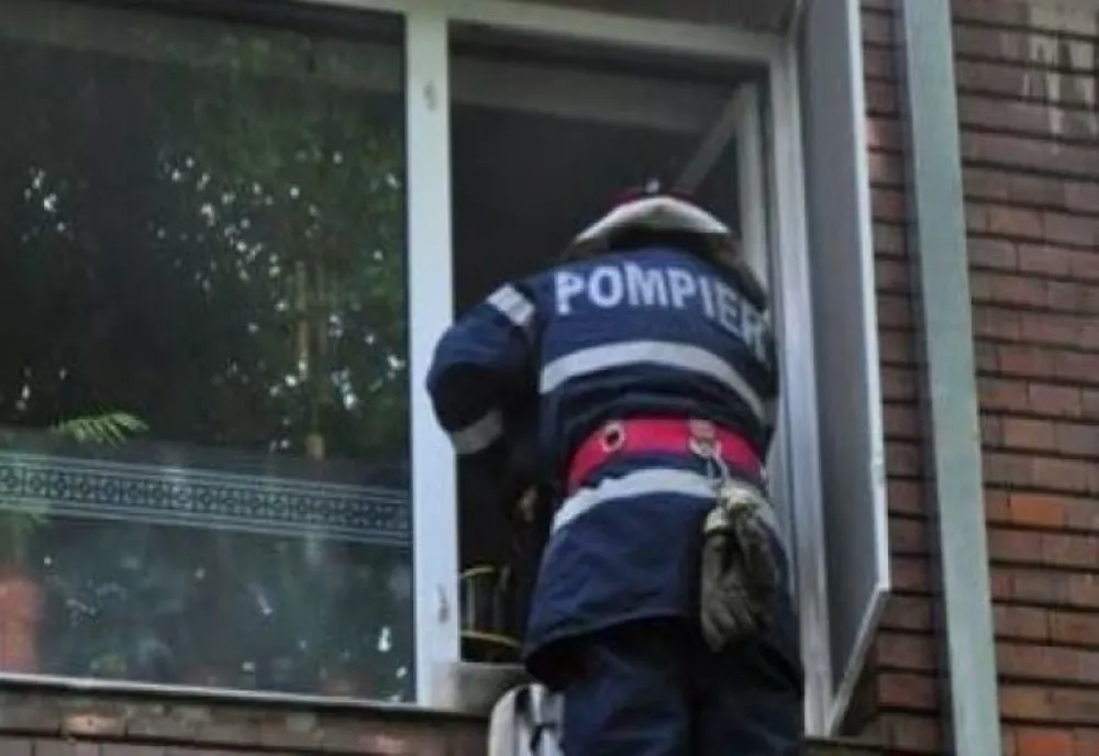 Fetiță de un an și jumătate și-a încuiat mama pe balcon. Au intervenit pompierii