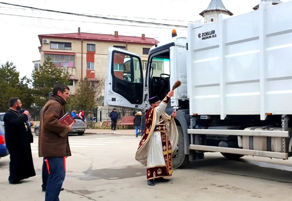 Mașină de gunoi, SFINȚITĂ de Bobotează! Unde  s-a ținut slujba