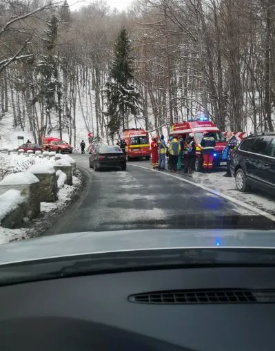 FOTO VIDEO| Trei mașini făcute praf într-un accident cu cinci răniți