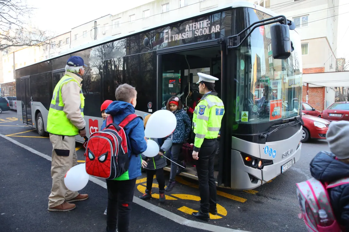 FOTO| Autobuzele scolare au intrat pe trasee
