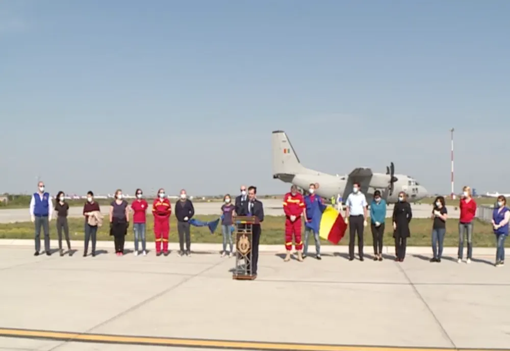 Medicii din Italia au revenit ACASĂ. Ludovic Orban i-a întâmpinat la aeroport: ”Le transmit respectul, aprecierea mea si le multumesc enorm.”