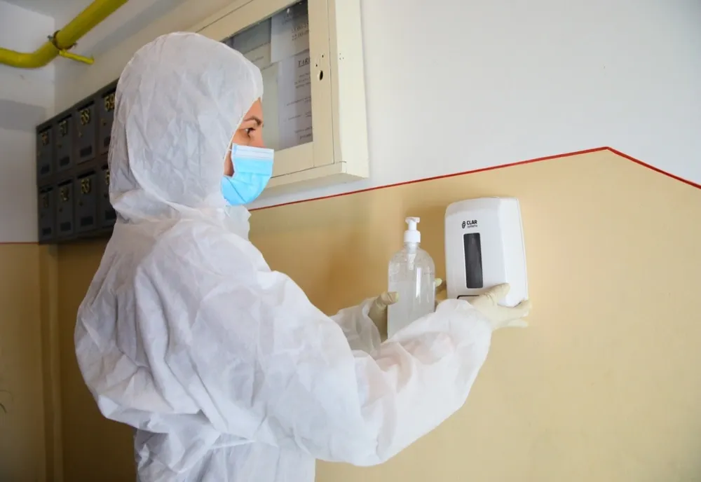FOTO| Dispensere cu dezinfectant pentru mâini în scările de bloc din Constanţa