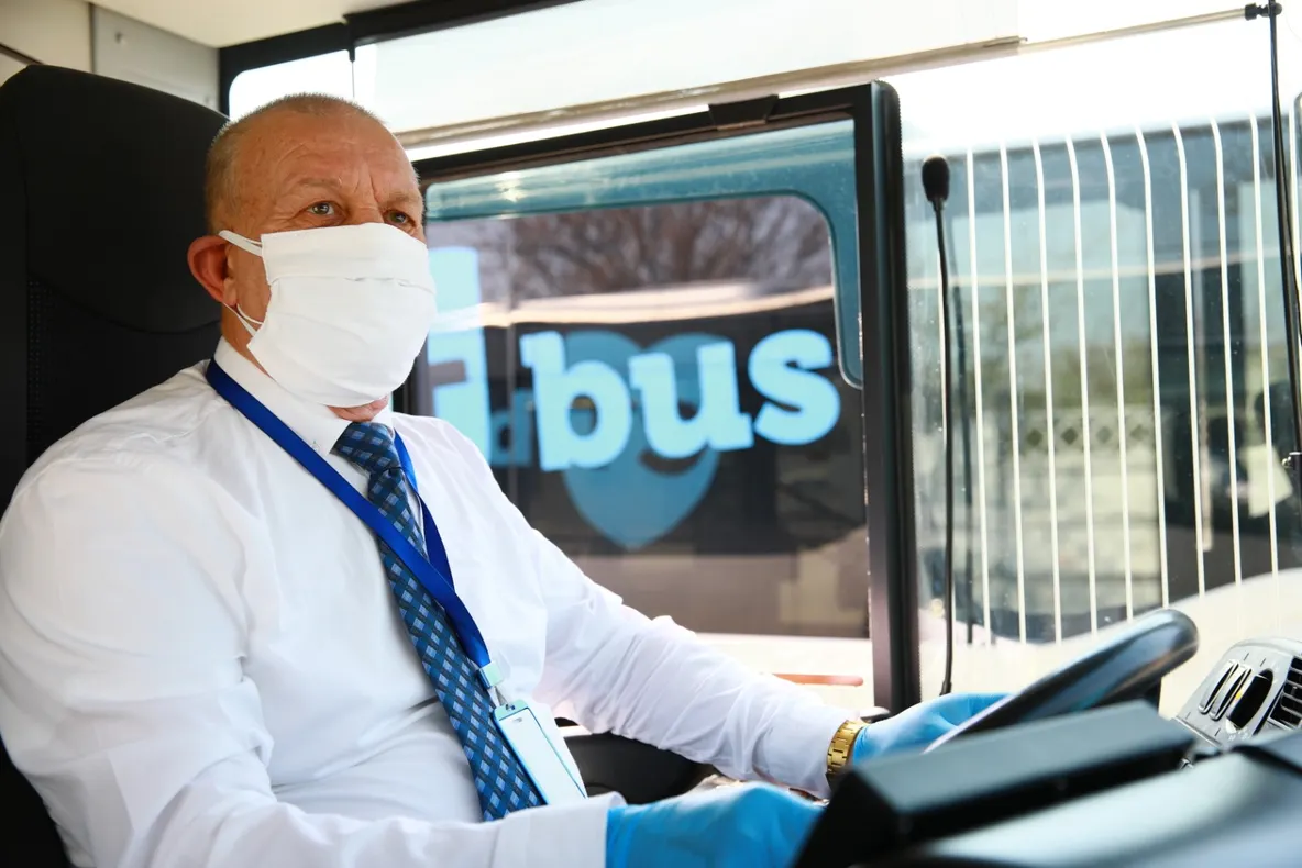 VIDEO| Şoferii de pe autobuze, echipaţi cu măşti confecţionate în atelierul CT BUS