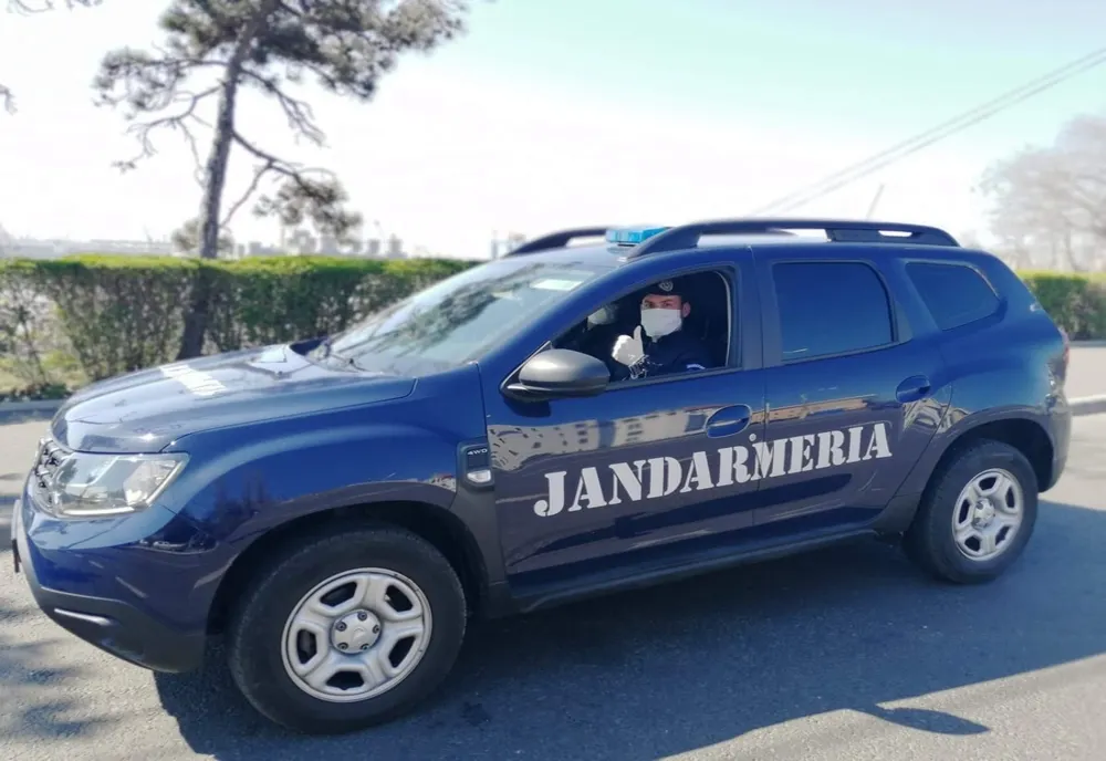 Depistat de jandarmi în timp ce comercializa produse  „de firmă” pe plajă 