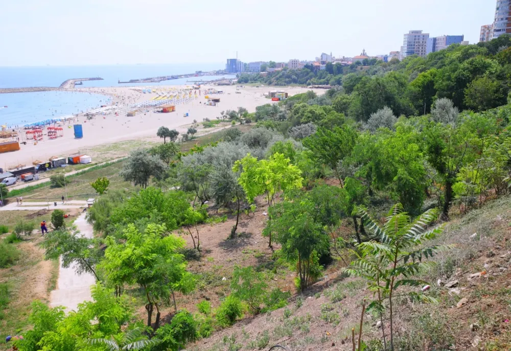 Igienizarea taluzului continuă în dreptul plajei Modern