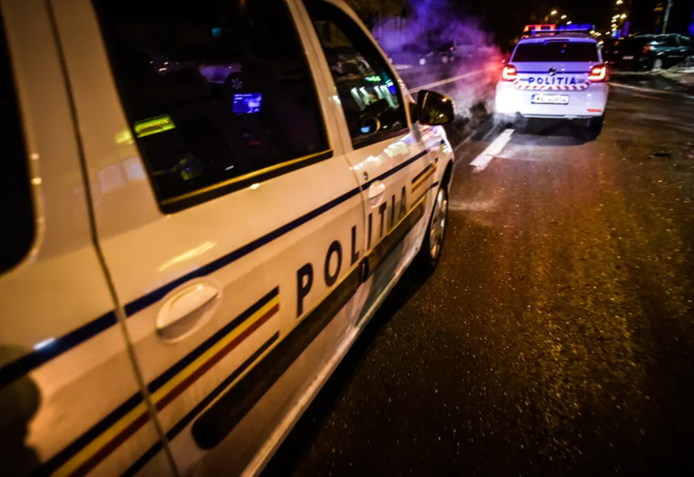 Petrecere în plină stradă, "spartă" de poliţişti. Cât i-a costat distracţia pe petrecăreţi
