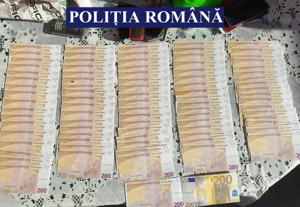 Prinși că puneau în circulație bani falși