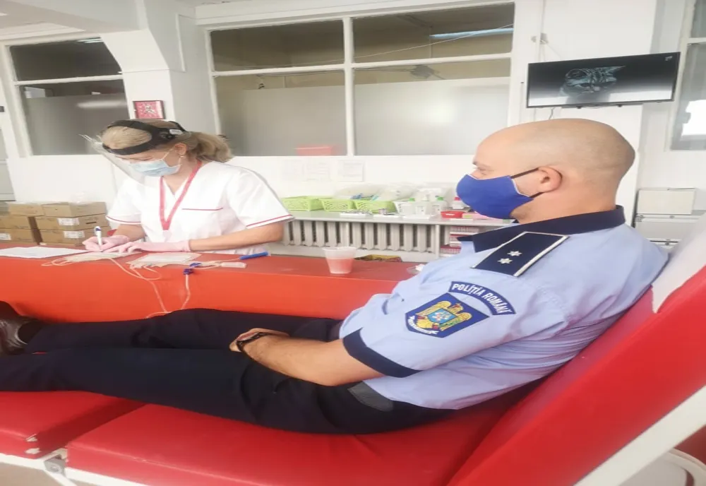 Poliţiştii gorjeni donează sânge pentru colegul lor aflat în stare gravă la Spitalul Constanţa