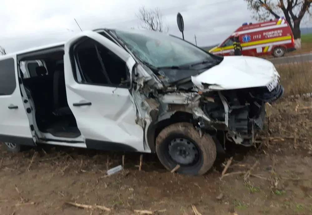 FOTO| Impact între un autoturism și un tractor pe DN22A