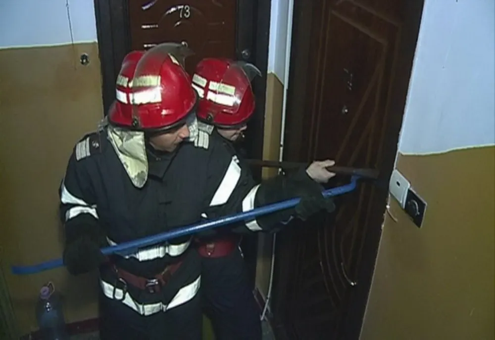 Doi bărbați au fost găsiți decedați în propria locuință
