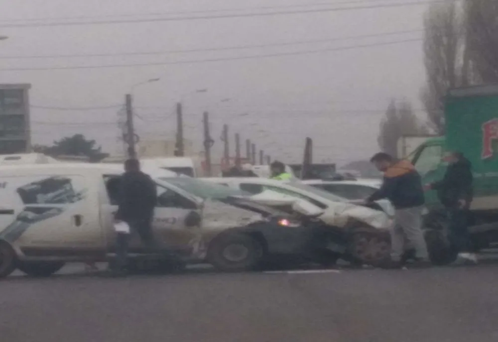 Trei mașini implicate într-un accident. O persoană rănită