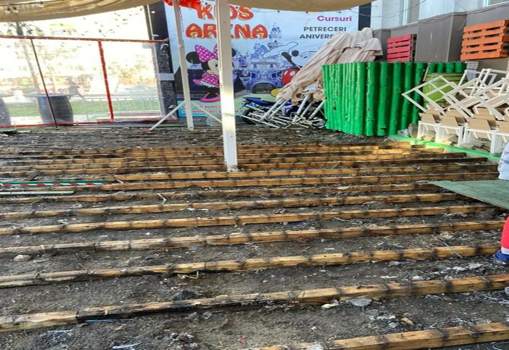 A început demolarea teraselor amenajate abuziv