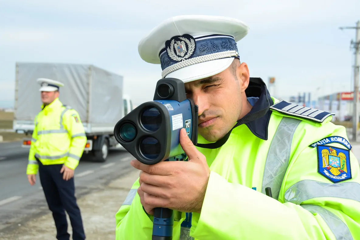 Constanța: Un lăutar grăbit spre o nuntă, prins cu aproape 150 km/h în oraș, în loc de bani a încasat o amendă de aproape 2.000 de lei