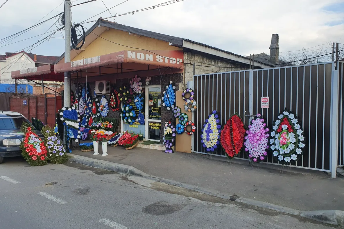  Fără coroane și sicrie pe străzi