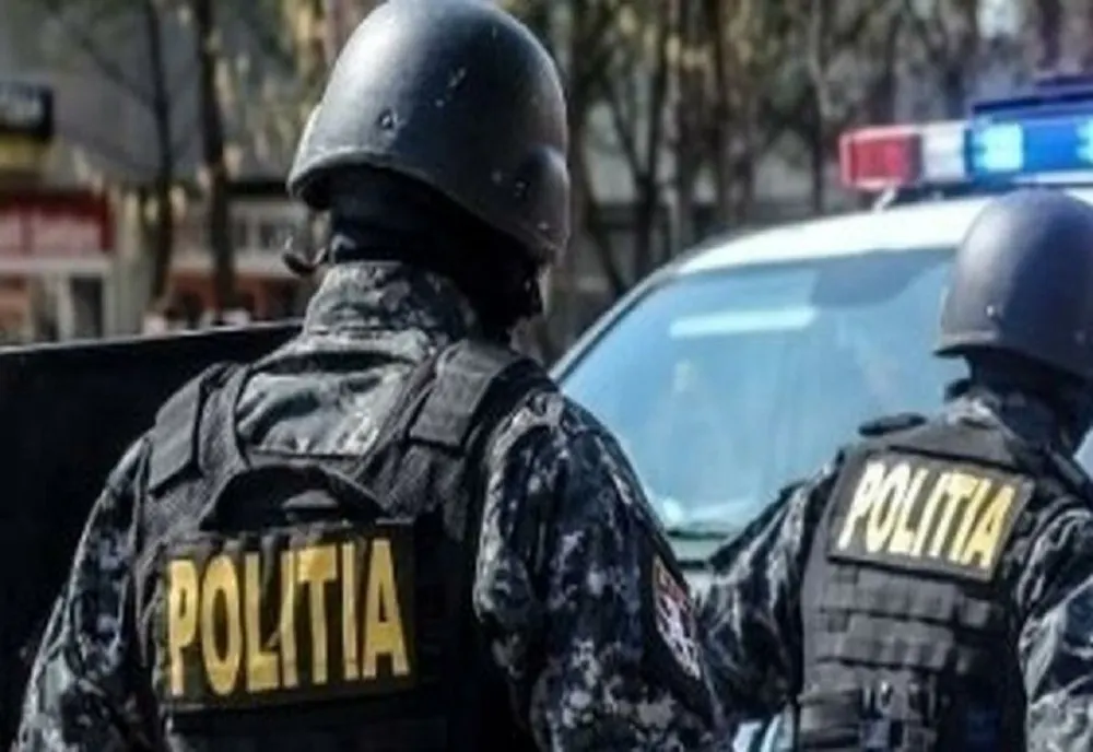 Trei persoane reținute  în urma perchezițiilor la suspecți de spălare de bani 
