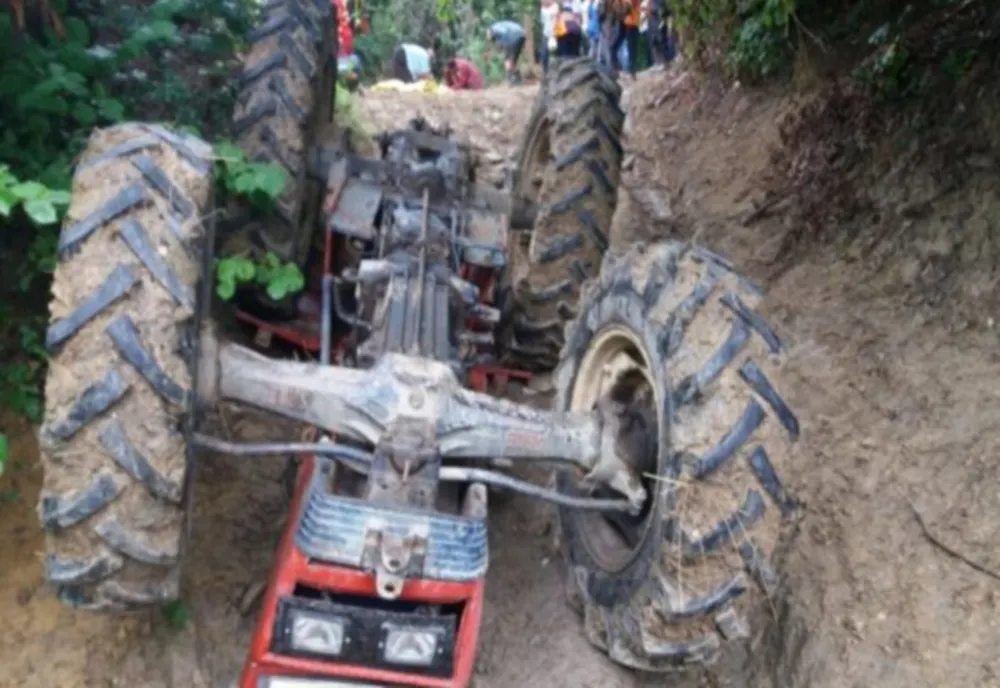 Persoană  prinsă sub un tractor răsturnat