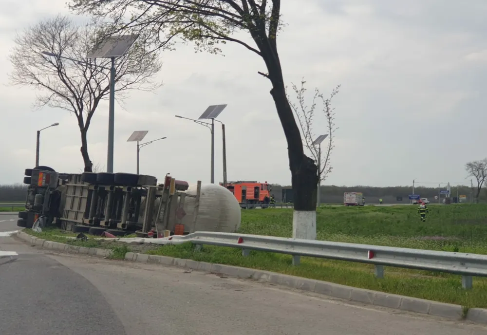 VIDEO O autocisternă încărcată cu GPL s-a răsturnat