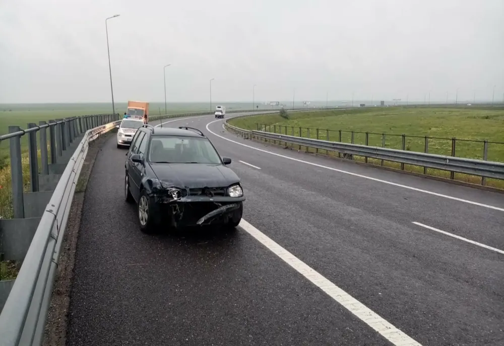 Autoturism  înfipt în parapet pe autostrada A2-A4!
